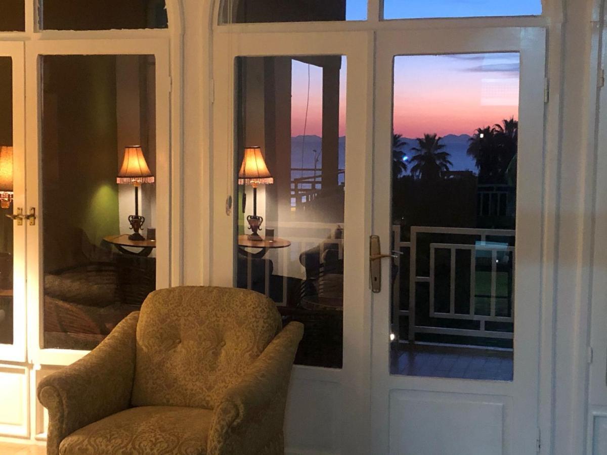 Seaside M And B House *